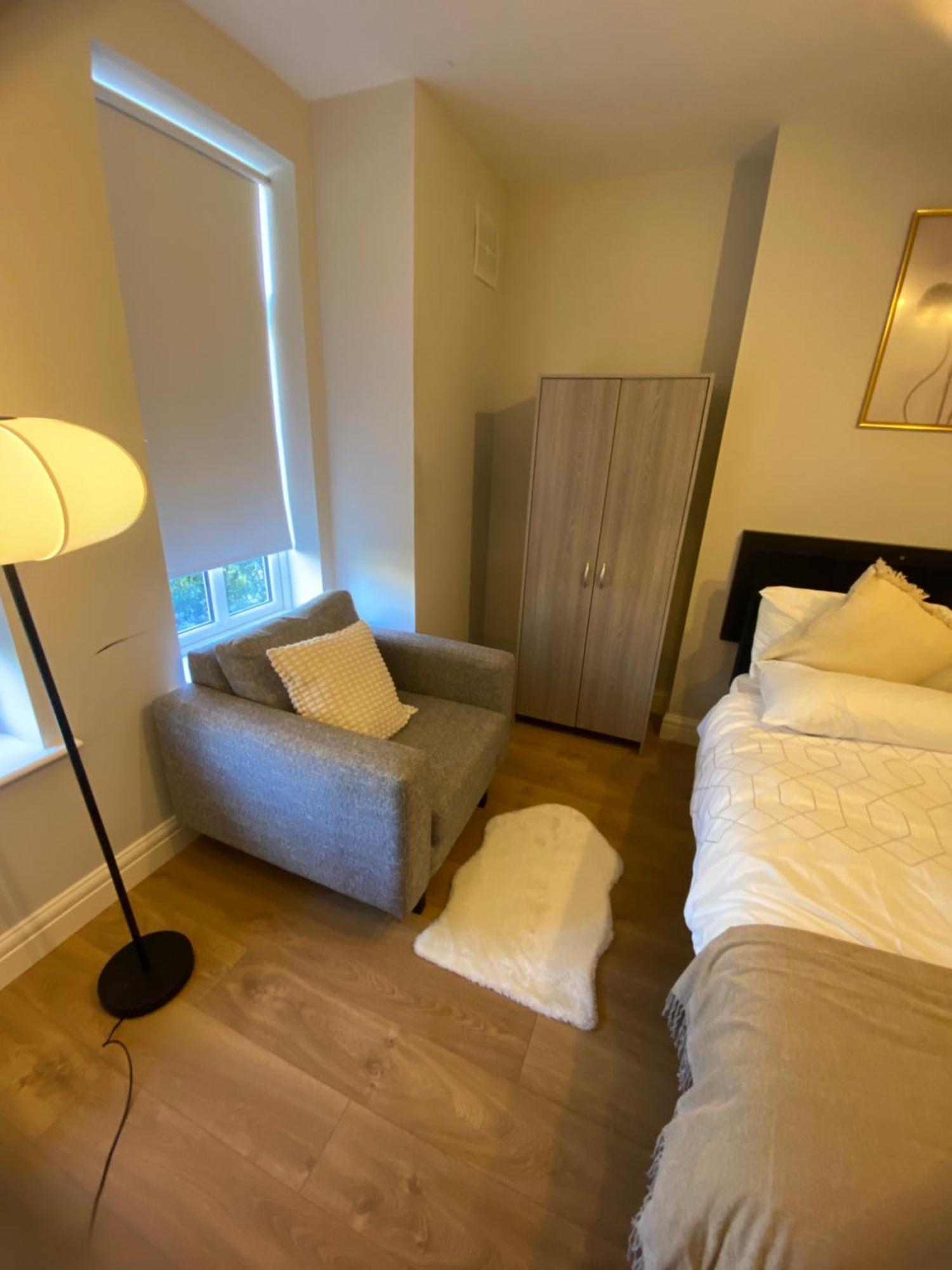 Extra Large Room In New House At Citywest 더블린 외부 사진