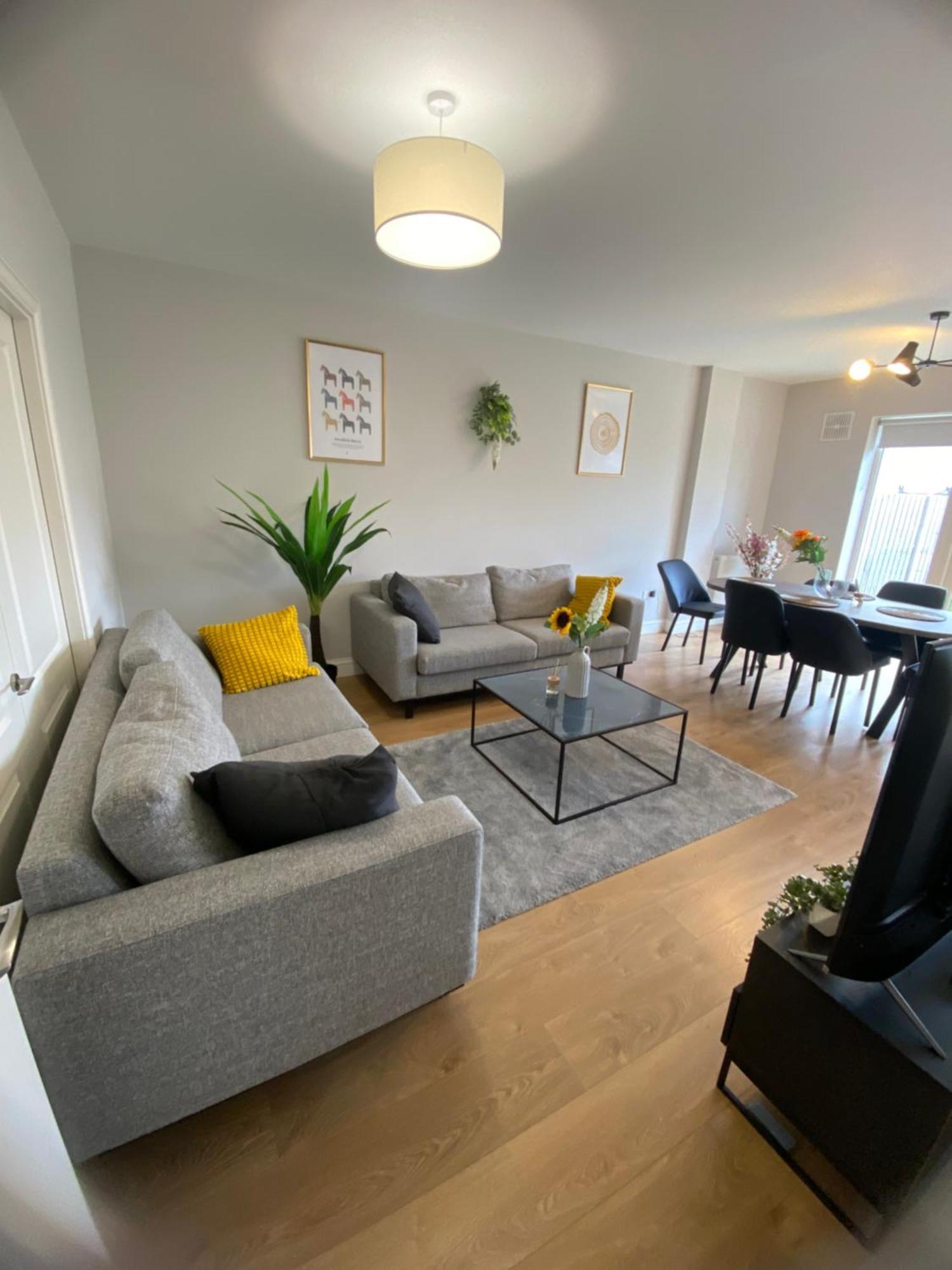 Extra Large Room In New House At Citywest 더블린 외부 사진