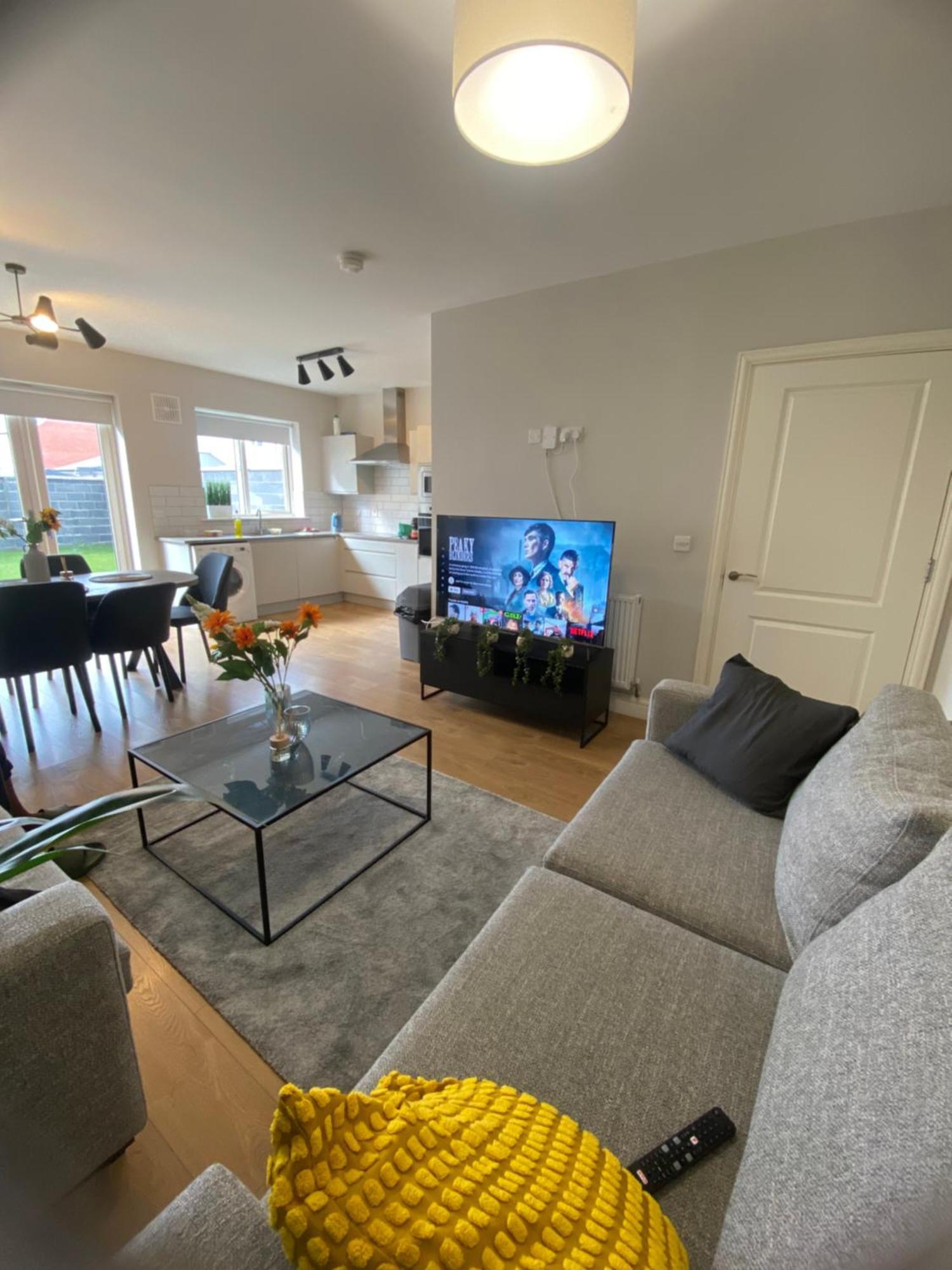Extra Large Room In New House At Citywest 더블린 외부 사진